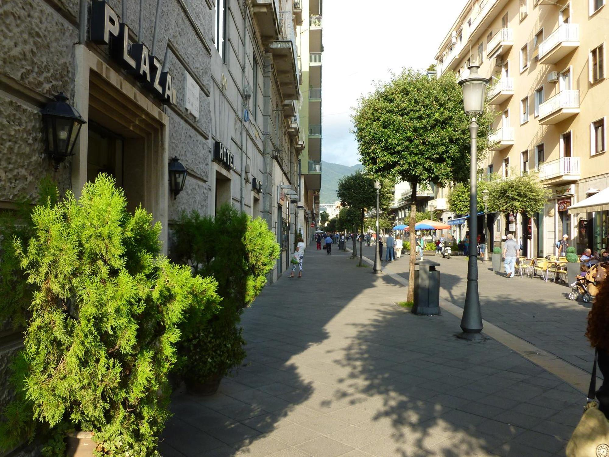 Hotel Plaza Salerno Esterno foto